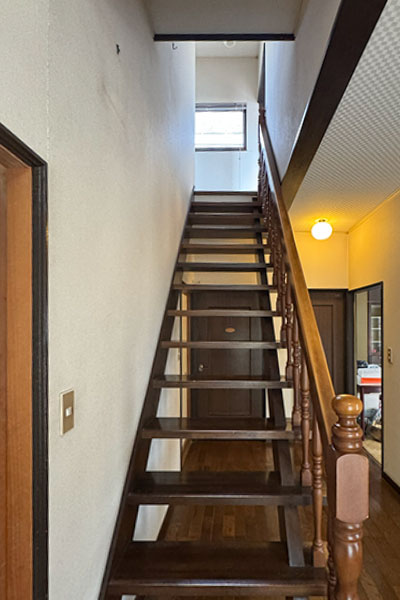 太田市リノベーション階段ビフォー